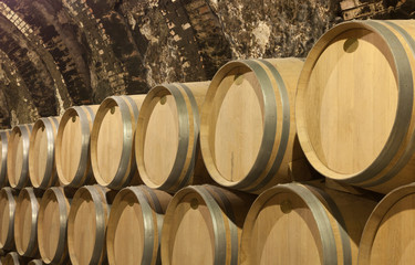 fila de toneles de vino