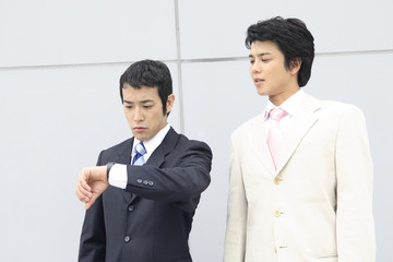 腕時計を見るビジネスマン