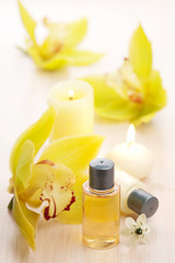 Obraz na płótnie Canvas spa set with essential oils and flowers