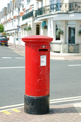 Fototapeta na wymiar Brytyjska skrzynka pocztowa