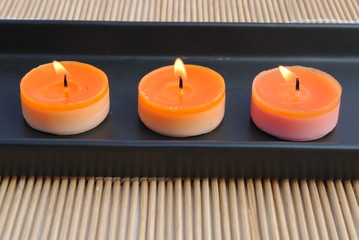candela su stuoia di bamboo