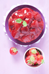 Erdbeertorte und Erdbeeren