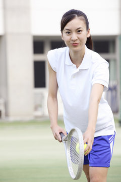 テニスをする女子高校生