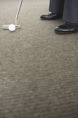 パターの練習をする社長の足元