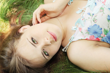 Obraz na płótnie Canvas girl lies on grass