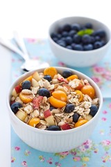 Muesli with bilberry and physalis
