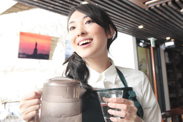 水を注ぐウェイトレス