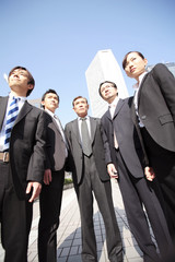 街中に立つビジネスマン