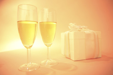 シャンパンとギフトイメージ