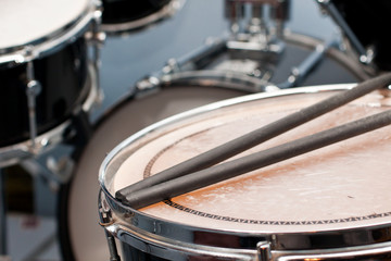 Schlagzeug mit Stöcken auf Snare-Drums