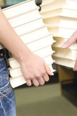 山済みの本を持つ手