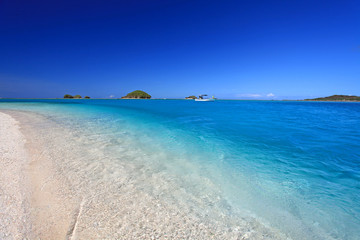 真っ白い砂浜に打ち寄せる透明な波