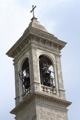 Fototapeta na wymiar Dzwonnica kościoła góry