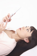 携帯を見る女性