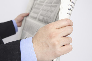 新聞を読むビジネスマン