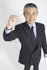 ガッツポーズをするビジネスマン