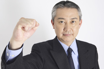 ガッツポーズをするビジネスマン