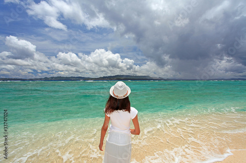 水納島の美しい海を眺める後姿の女性 Wall Mural Wallpaper Murals Sunabesyou 水納島の美しい海を眺める後姿の女性 Wall Mural Wallpaper Murals Sunabesyou