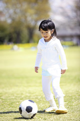 サッカーをする女の子