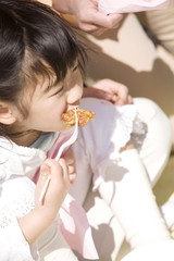 から揚げを食べる女の子