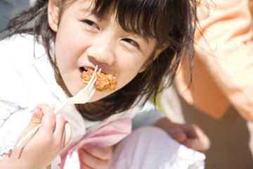 から揚げを食べる女の子