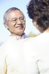 妻を見つめるシニア男性