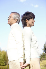 背中合わせのシニアカップル