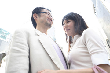 見つめ合うミドルカップル