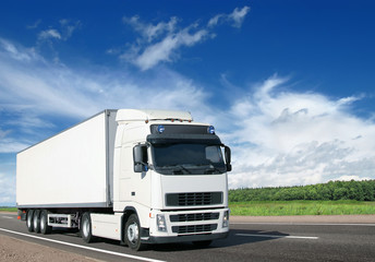 Obraz na płótnie Canvas biały ciężarówka na autostradzie kraju