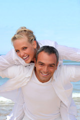 Obraz premium Couple by the sea