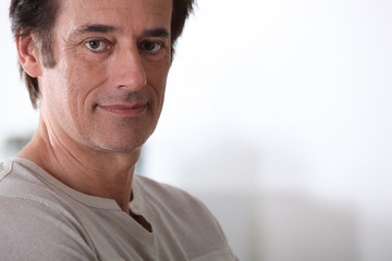 Obraz premium Man with neutral expression.