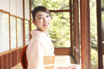 縁側で佇む和服女性