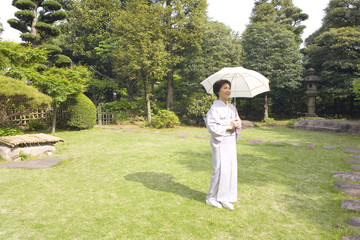 庭で佇む和服女性