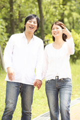 Obraz premium 手をつないで公園を歩くカップル