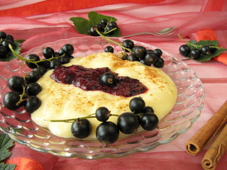 Dessert mit Beeren in Cassis