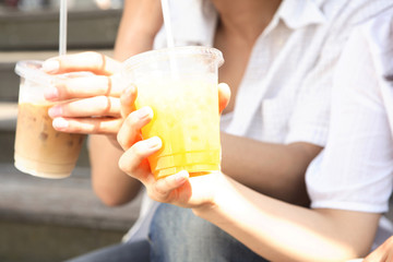Fototapeta premium 飲み物を女性の手