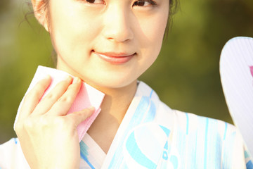 汗を拭く浴衣女性