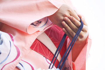 巾着を持つ浴衣女性イメージ