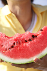 すいかを食べる男性イメージ
