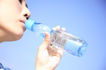 ラムネを飲む女性