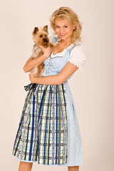 Bayerisches Mädchen mit Hund
