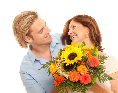 Sohn schenkt seiner mutter einen Blumenstrau&szlig;