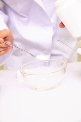 薬を調合する薬剤師イメージ