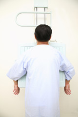 レントゲンをとる男性患者