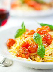 Spaghetti with cherry tomatoes and fresh basil
