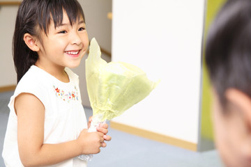 おじいさんのお見舞いに来た女の子