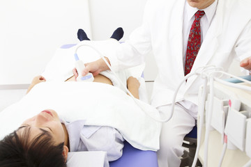 エコーで腹部を検査する男性患者