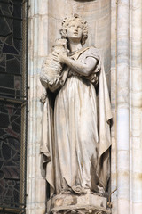 Fototapeta na wymiar Saint Agnes pomnik w katedrze w Mediolanie