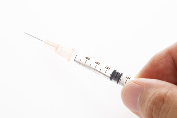 注射器を持つ医者の手元