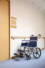 Fototapeta na wymiar 病院の廊下に置かれた車椅子